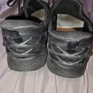 Unisex Kizik Mens 12 Womens 13.5  Black Slip On Sneaker